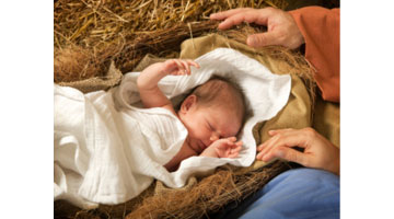 UN NIÑO ENVUELTO EN PAÑALES