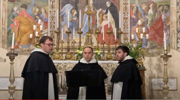 Fiesta de Santo Tomás de Aquino en Santa María Sopra Minerva (Roma). Tres frailes dominicos de distintas provincias de la Orden entonan el Himno Eucarístico «Adoro te Devote».