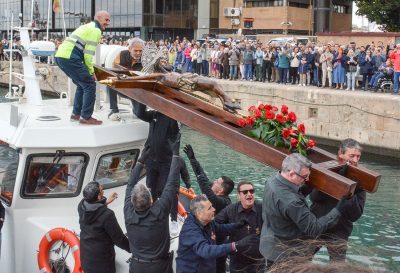 La Llegada sobre el mar de la imagen de Cristo, siglo XV, conocido como El Negret (Negrito), a los barrios marítimos de Valencia